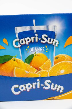 Nova Bana, Slovakya - 8 Kasım 2024: Capri-Sun meyve suyu içeceği beyaz arka planda izole edildi. Capri Sun portakal suyu suni renklerden, tatlardan ve koruyuculardan arınmıştır..