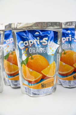 Nova Bana, Slovakya - 8 Kasım 2024: Capri-Sun meyve suyu içeceği beyaz arka planda izole edildi. Capri Sun portakal suyu suni renklerden, tatlardan ve koruyuculardan arınmıştır..