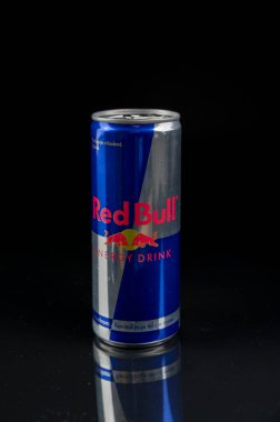 Nova Bana, Slovakya - 8 Kasım 2024: Red Bull Enerji İçeceği siyah arkaplanda izole edilebilir.