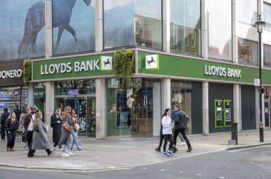 Londra, İngiltere - 23 Mart 2024: Lloyds Bankası Londra şubesi. Lloyds Bank plc, İngiltere ve Galler 'de şubeleri bulunan bir İngiliz perakende ve ticaret bankası..