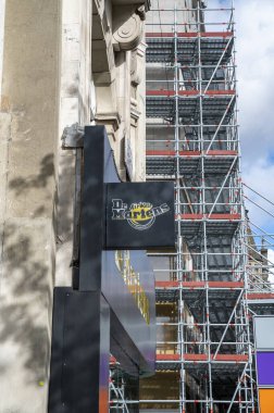 Londra, İngiltere - 23 Mart 2024: Dr Martens 'in Londra' daki mağazasının dışı. Dr. Martens ya da bilinen adıyla Doc Martens bir ayakkabı ve giyim markası..