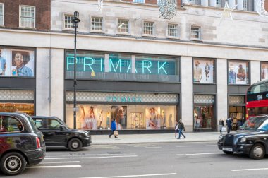 Londra, İngiltere - 23 Mart 2024: Londra 'daki Primark mağazasının dışı. Primark Stores Limited, İrlanda merkezli çok uluslu hızlı moda perakendecisi.