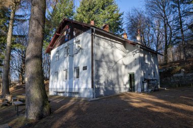 Velky Inovec turist kulübesi. (Chata Velky inovec) Pohronsky Inovec dağ sırası. Slovakya