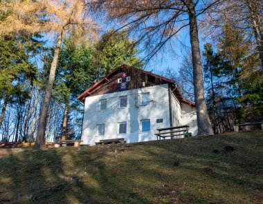 Velky Inovec turist kulübesi. (Chata Velky inovec) Pohronsky Inovec dağ sırası. Slovakya