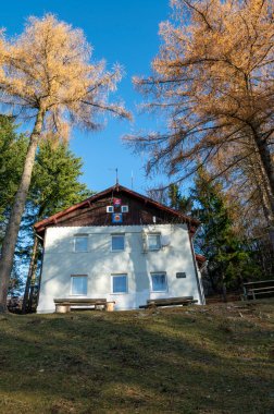 Velky Inovec turist kulübesi. Chata Velky ingilizce. Pohronsk Inovec dağ sırası. Slovakya