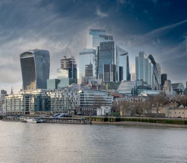 Londra, İngiltere - 21 Mart 2024: Thames nehri üzerindeki Londra şehri. Londra silueti. Panoramik manzara. İngiltere.