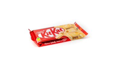 Nova Bana, Slovakya - 12 Aralık 2024: Kit Kat veya KitKat çikolata kaplı gofret çubuğu beyaz arka planda izole edilmiş.