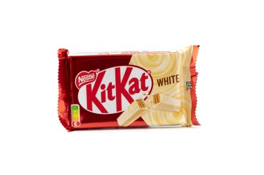 Nova Bana, Slovakya - 12 Aralık 2024: Kit Kat veya KitKat çikolata kaplı gofret çubuğu beyaz arka planda izole edilmiş.