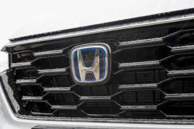 Nitra, Slovakya - 4 Ekim 2024: Modern bir Honda arabası. Honda CR-V Honda logosunun yeni modeli..