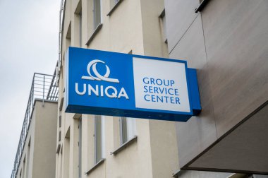 Nitra, Slovakya - 8 Aralık 2024: Eşsiz Sigorta Grubu AG şirket logosu bir şube binasında.