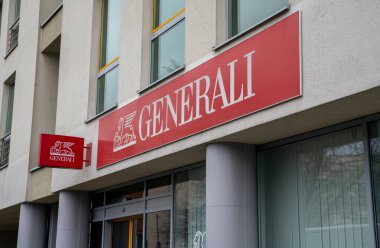 Nitra, Slovakya - 8 Aralık 2024: Bir şube binasının Generali Sigorta Şirketi logosu.
