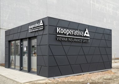 Nitra, Slovakya - 8 Aralık 2024: Kooperativa Viyana Sigorta Grubu AG Wiener Versicherung Gruppe (VIG) şube logosu.