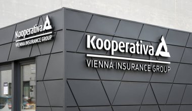 Nitra, Slovakya - 8 Aralık 2024: Kooperativa Viyana Sigorta Grubu AG Wiener Versicherung Gruppe (VIG) şube logosu.
