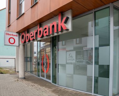 Nitra, Slovakya - 8 Aralık 2024: Nitra 'daki Oberbank AG şubesi. Oberbank merkezi Linz 'de bulunan bir Avusturya bölgesel bankasıdır..