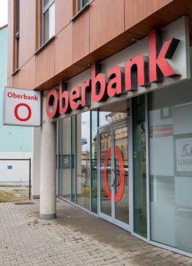 Nitra, Slovakya - 8 Aralık 2024: Nitra 'daki Oberbank AG şubesi. Oberbank merkezi Linz 'de bulunan bir Avusturya bölgesel bankasıdır..