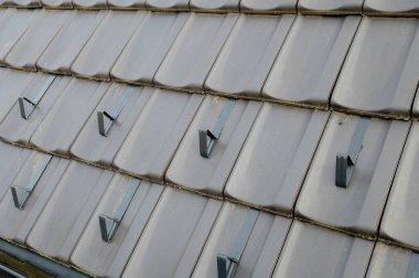 Kiremit çatıdaki kar koruyucuları, diş telleri ya da kar kancaları. Karların çatıdan kaymasını önlemek için kar muhafızları..