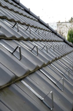 Kiremit çatıdaki kar koruyucuları, diş telleri ya da kar kancaları. Karların çatıdan kaymasını önlemek için kar muhafızları..