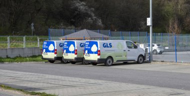 Budca, Slovakya - 30 Mart 2024: GLS (Genel Lojistik Sistemler B.V) Budca 'daki GLS deposundaki paket servis araçları. Slovakya.