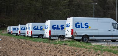 Budca, Slovakya - 30 Mart 2024: GLS (Genel Lojistik Sistemler B.V) paket servis araçları Budca 'daki GLS deposunda. Slovakya.