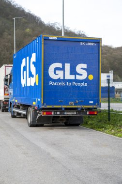 Budca, Slovakya - 30 Mart 2024: GLS (Genel Lojistik Sistemler B.V) paket servis kamyonu Budca 'daki GLS deposunda. Slovakya.