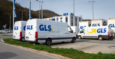 Budca, Slovakya - 30 Mart 2024: GLS (Genel Lojistik Sistemler B.V) paket servis araçları Budca 'daki GLS deposunda. Slovakya.
