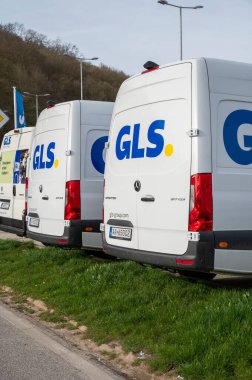 Budca, Slovakya - 30 Mart 2024: GLS (Genel Lojistik Sistemler B.V) paket servis araçları Budca 'daki GLS deposunda. Slovakya.