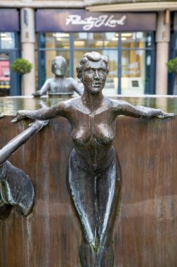 Londra, İngiltere - 22 Mart 2024: Antony Donaldson 'ın şelale çeşmesi, Shad Thames Tower Bridge yakınlarında. Londra mı? İngiltere.