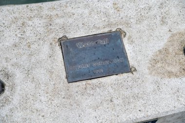 Londra, İngiltere - 22 Mart 2024: Antony Donaldson 'ın şelale çeşmesi, Shad Thames Tower Bridge yakınlarında. Londra mı? İngiltere.