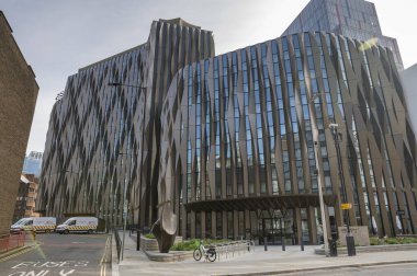 Londra, İngiltere - 21 Mart 2024: Londra 'nın doğusundaki Hilton Otel' in modern tepe örtüsünün dışı.