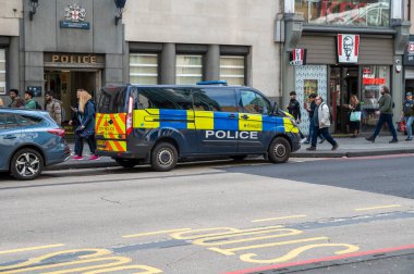 Londra, İngiltere - 21 Mart 2024: Londra caddesinde Metropolitan polis arabası.