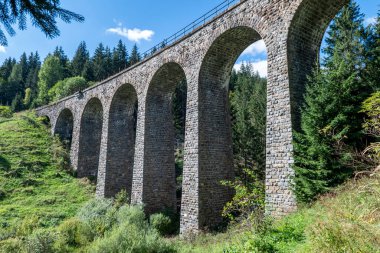 Telgart köyündeki Chmarossky Viaduct. Teknik anıt demiryolu köprüsü. Slovakya.