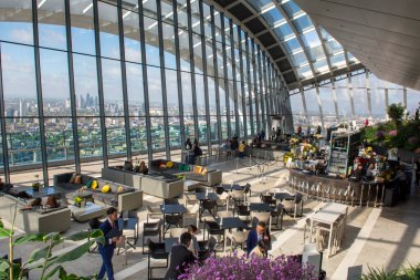 Londra, İngiltere - 10 Mayıs 2023: The Sky Garden Londra. Fenchurch Binası (The Walkie-Talkie). İngiltere.
