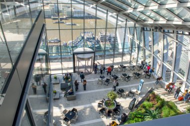 Londra, İngiltere - 10 Mayıs 2023: The Sky Garden Londra. Fenchurch Binası (The Walkie-Talkie). İngiltere.