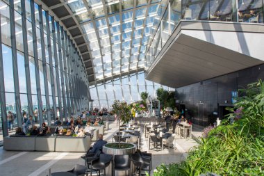 Londra, İngiltere - 10 Mayıs 2023: The Sky Garden Londra. Fenchurch Binası (The Walkie-Talkie). İngiltere.