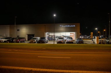 Nitra, Slovakya - 31 Ocak 2025: Jaguar, Land Rover showroom. Jaguar Land Rover, İngiliz çok uluslu otomobil üreticisi..