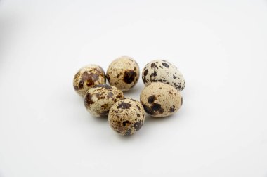 Beyaz arkaplanda bulunan yaygın bıldırcın (Coturnix coturnix) yumurtaları.