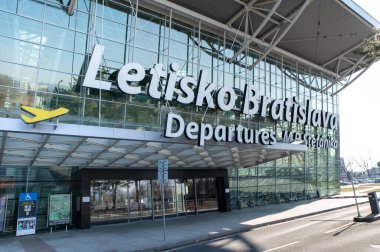 Bratislava, Slovakya - 22 Şubat 2025: Bratislava havaalanı terminal binası. (Letisko Bratislava)
