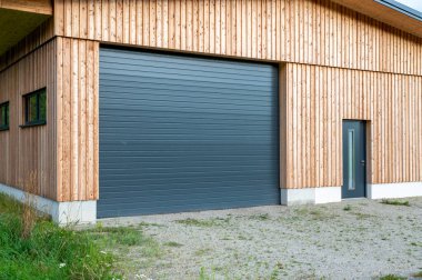 Yeni modern garaj kapıları. Endüstriyel bir deponun otomatik gri paten kapağı..