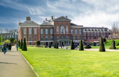 Londra, İngiltere - 23 Mart 2024: Hyde Park, Londra 'daki Kensington Sarayı' nın dışı. İngiltere.