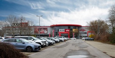 Bratislava, Slovakya - 16 Mart 2025 XXLutz mağazası. XXX Lutz Grubu dünyanın en büyük mobilya perakendecilerinden biridir..