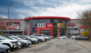 Bratislava, Slovakya - 16 Mart 2025 XXLutz mağazası. XXX Lutz Grubu dünyanın en büyük mobilya perakendecilerinden biridir..
