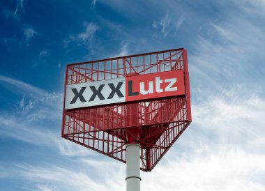 Bratislava, Slovakya - 16 Mart 2025 XXLutz mağazası. XXX Lutz Grubu dünyanın en büyük mobilya perakendecilerinden biridir..