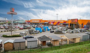Bratislava, Slovakya - 16 Mart 2025 Hornbach mağazası. HORNBACH Grubu, Avrupa 'daki en büyük DIY mağaza ve bahçe merkezlerinden biridir..