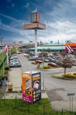 Bratislava, Slovakya - 16 Mart 2025 Hornbach mağazası. HORNBACH Grubu, Avrupa 'daki en büyük DIY mağaza ve bahçe merkezlerinden biridir..