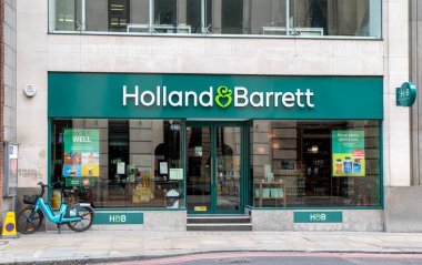 Londra, İngiltere - 23 Mart 2024: Holland and Barrett mağaza önü. Holland Barrett International Limited, İngiltere merkezli çok uluslu sağlıklı gıda mağazaları zinciri..