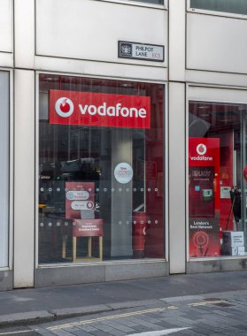 Londra, İngiltere - 23 Mart 2024: Vodafone mağazası Londra 'da. İngiltere. Vodafone, Avrupa ve Afrika 'nın önde gelen teknoloji iletişim şirketlerinden biridir.