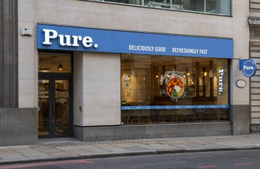 Londra, İngiltere - 23 Mart 2024: Londra 'da yeni yapılmış sağlıklı gıda zinciri mağazası. Saf. Öndeki dükkan. İngiltere.