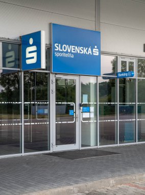 Levice, Slovakya - 11 Temmuz 2024: Slovenya sporitelna (SLSP) Levice şubesi. Slovenya sporitelna Slovakya 'nın en büyük ticari bankası.