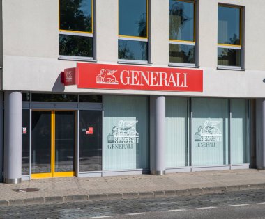 Nitra, Slovakya - 22 Eylül 2024: Bir şube binasının Generali Sigorta Şirketi logosu.
