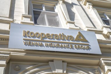 Nitra, Slovakya - 22 Eylül 2024: Kooperativa Viyana Sigorta Grubu AG Wiener Versicherung Gruppe (VIG) şube logosu.